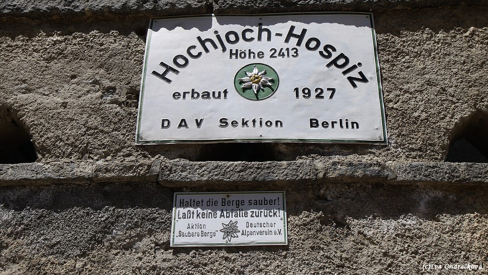 v cíli po krásné cestě u chaty Hochjoch - Hospiz